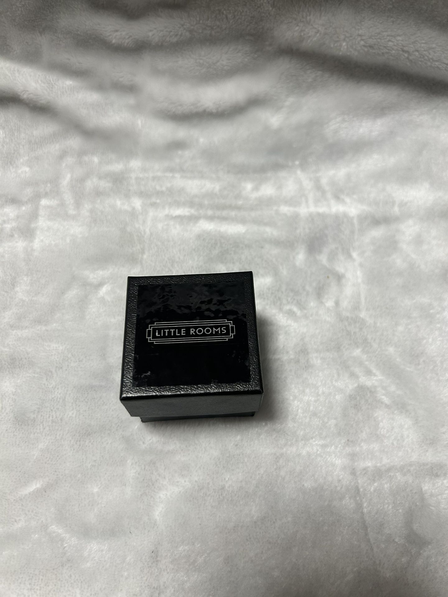 2 little rooms black ring storage gift box ONLY