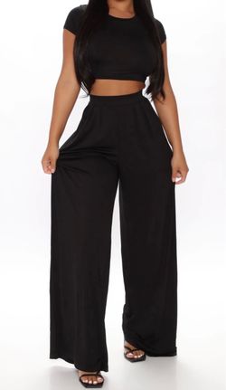 Smooth, stretchy knit top and pants set