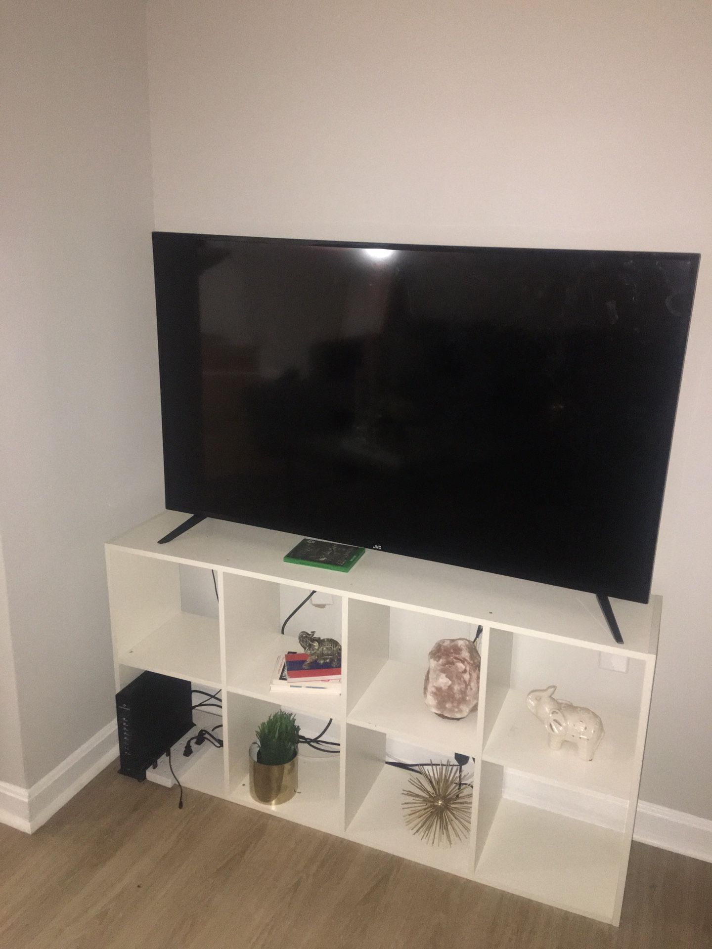 White tv stand or bookshelf