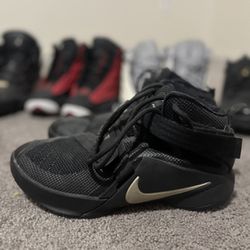 5.5Y Nike Shoes
