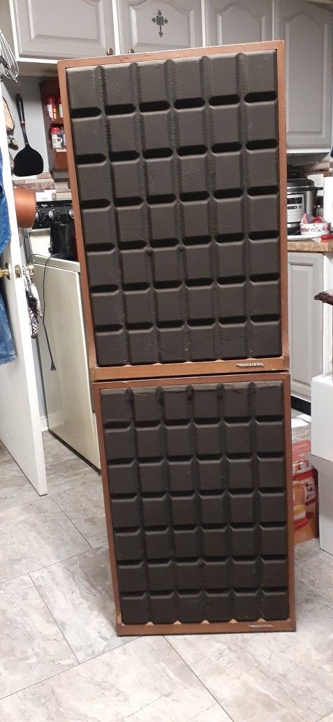 VINTAGE REALISTIC OPTIMUS SPEAKERS....CLICK ON PICTURE YOU WILL GET FULL PICTURE SIZE