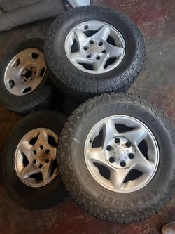 Toyota rims and tires (3) 1 ford rim need gone 100$