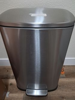 Stainless steel trash can with foot pedal