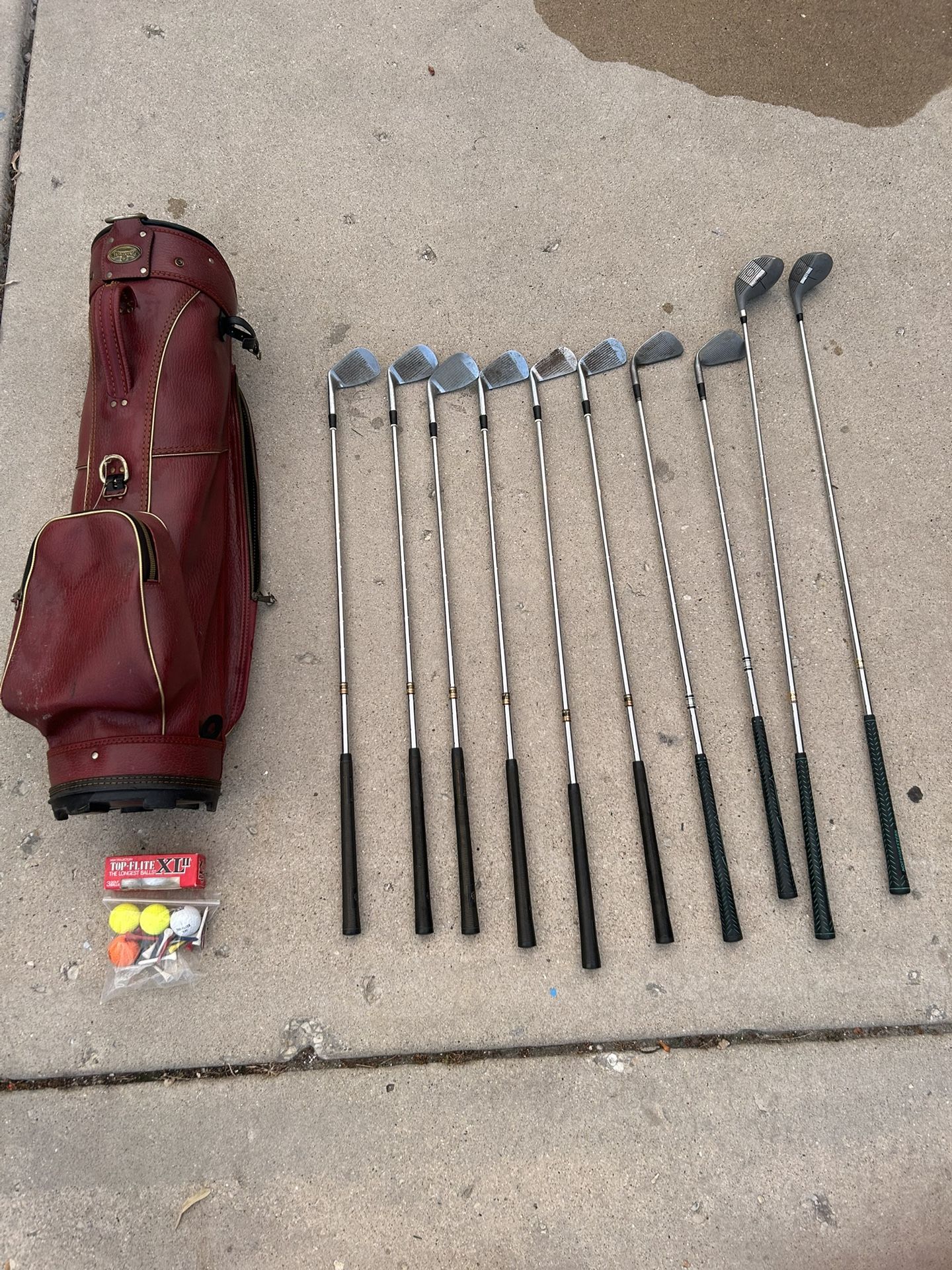 golf bag with golf clubs