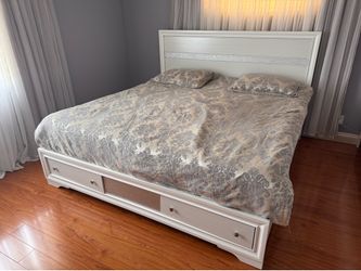King bed and 2 night stands