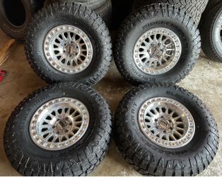 Brand new 17 inch kmc 552 rims with brand new 35x12.50r17 Blackhawk R/T