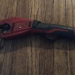 12  VOLT MILWAUKEE  COPPER TUBING CUTTER MODEL NO. 2471-20  & 12 VOLT  BATTERY  INCLUDED 
