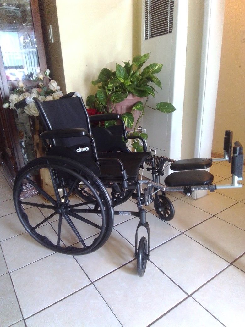 DRIVE CRUISER III WHEELCHAIR 18" WIDTH WITH ELEVATING LEGREST.