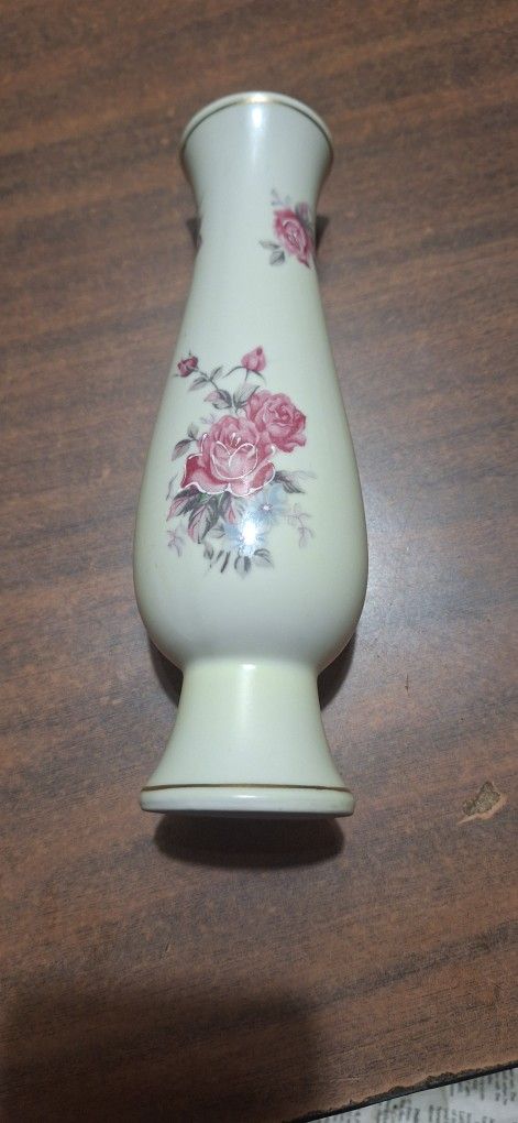 Nor leans Porcelain Vase