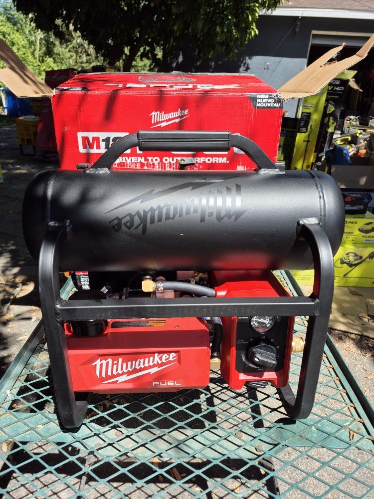 Milwaukee M18 FUEL 2 Gal. Electric Compact Quiet Compressor (Tool-Only)