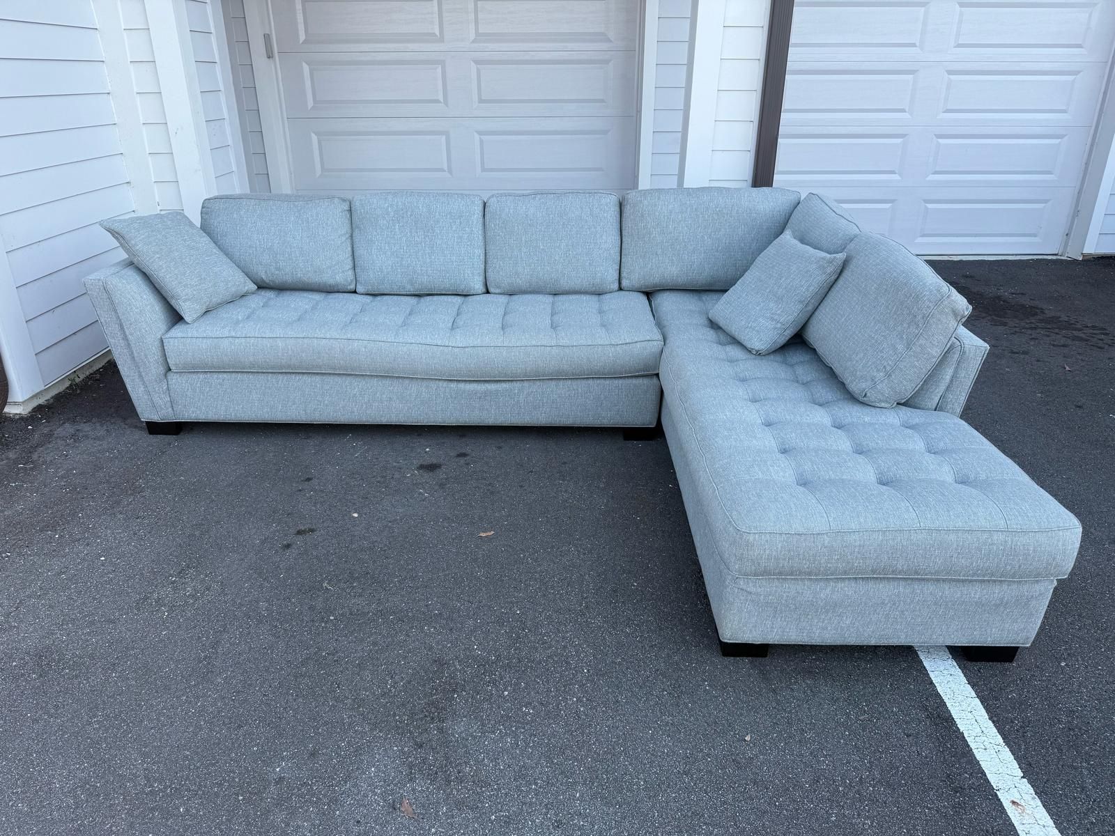 ROOMS TO GO GRAY SECTIONAL COUCH IN GREAT CONDITION - DELIVERY AVAILABLE 🚚