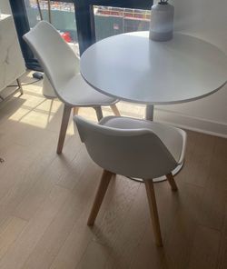 Dining table + 2 chairs