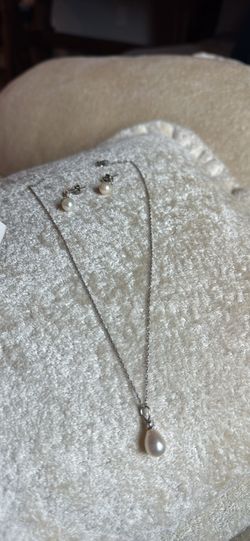 Hi, is the Cultured freshwater pearls white topaz and sterling silver