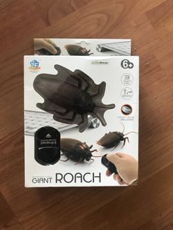 PRANK Giant Fake Remote Control Cockroach