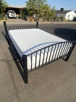FREE DELIVERY: Full Size Memory Foam Bed