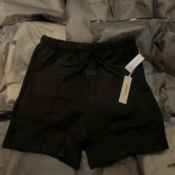 Black essential shorts / stretch limo