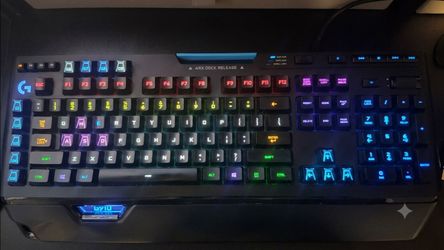 Logitech G910 Orion Spark Mechanical RGB Gaming Keyboard + 4 Extra's