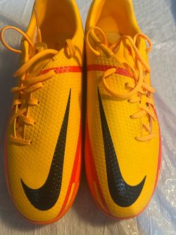 Nike Phantom GT Men’s low top lace up soccer cleats Yellow/orange/black.