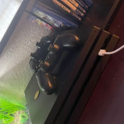 Playstation 4 Pro.   2 Controllers