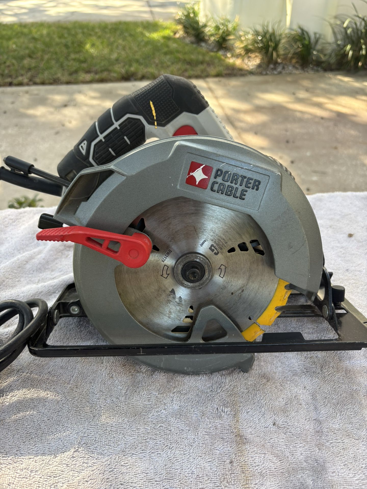 PORTER CABLE PCE300 - 15 -Amp 7-1/4 Inch Heavy Duty Magnesium Shoe Circular Saw-Like New-Blade Wrench, 8’ Cord