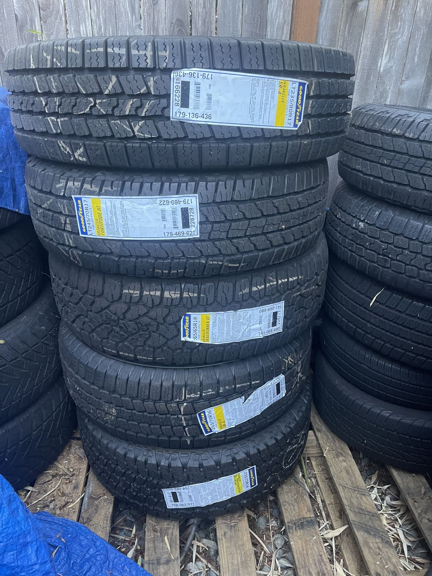 I ONLY HAVE THE TIRES IN THE DESCRIPTION SINGLES ONLY!!!!!
