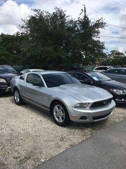 2010 FORD MUSTANG V6 MANUAL. TÍTULO LIMPIO...