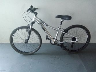 BICYCLE CANNONDALE 6 SPEED SIZE 24 BRAND NEW
