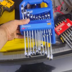 Cobalt 24-piece Combination Wrench And Hanging Light.