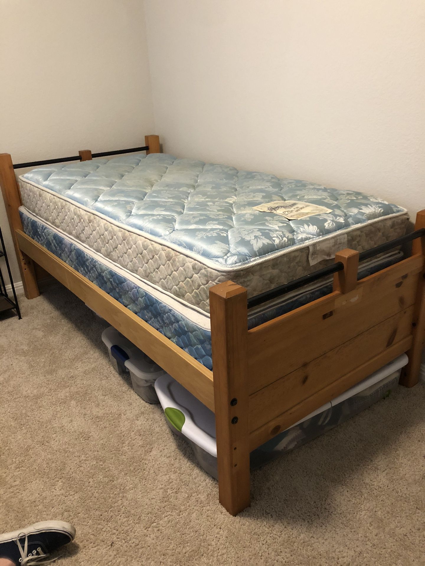 Twin mattress/box spring/bed frame