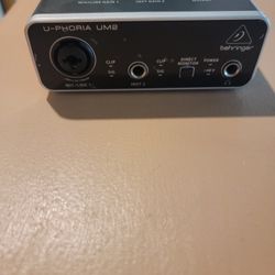 Audio Interface - Behringer U-Phoria UM2