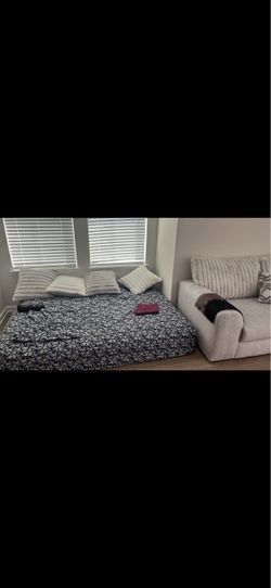 🚨 MOVING SALE: 12" Queen Mattress - Super Comfortable / Excellent Condition