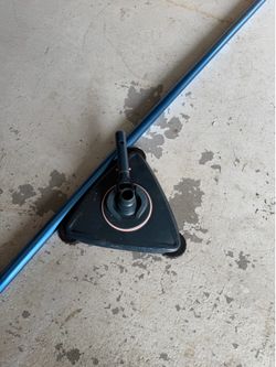 Pool vacuum pole and head
