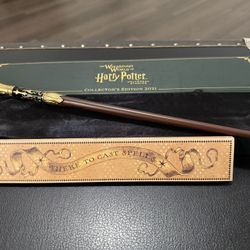 Harry Potter Universal Studios 2021 Collectors Edition Wand!