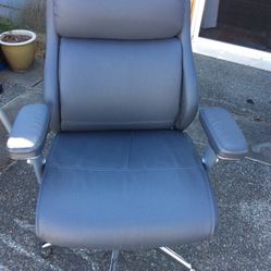 VERY COMFORTABLE, LARGE And fully Adjustable Office/Lounge Chair!