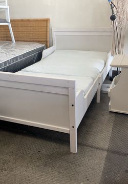 Kid's Extendable Bed Frame with Mattress Adjustable Length