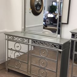 Six piece king bedroom set