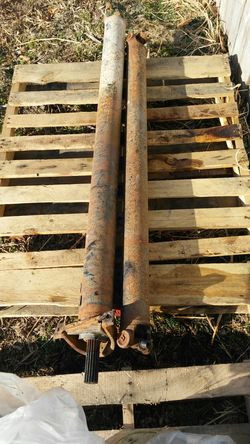 2 rear Driveshafts (Front & Back) From 1980 Ford F700