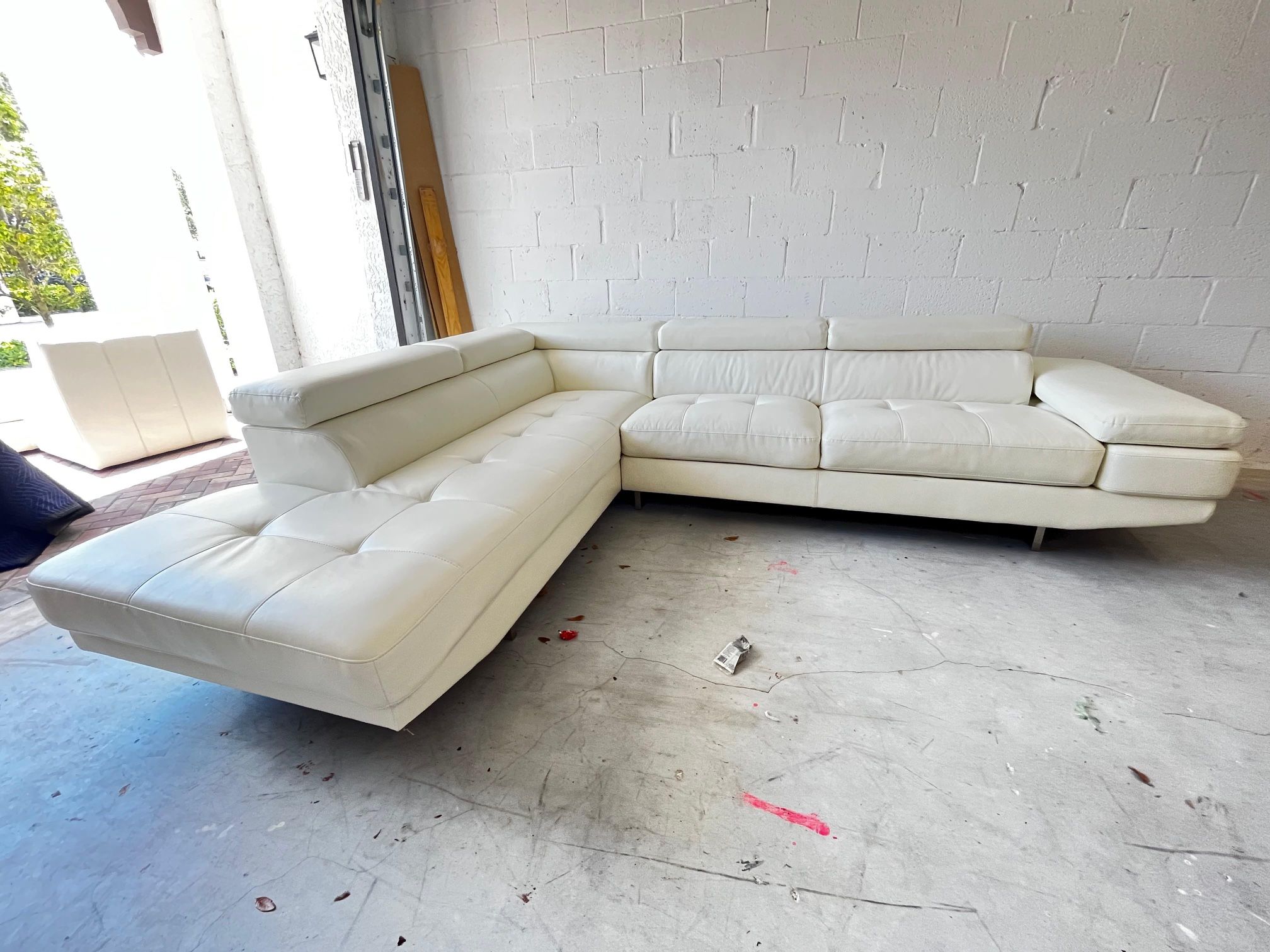 MODERN SECTIONAL SOFA WITH ADJUSTABLE HEADRESTS