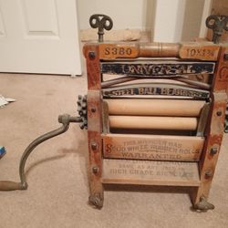 Old Fashioned Clothes Ringer 