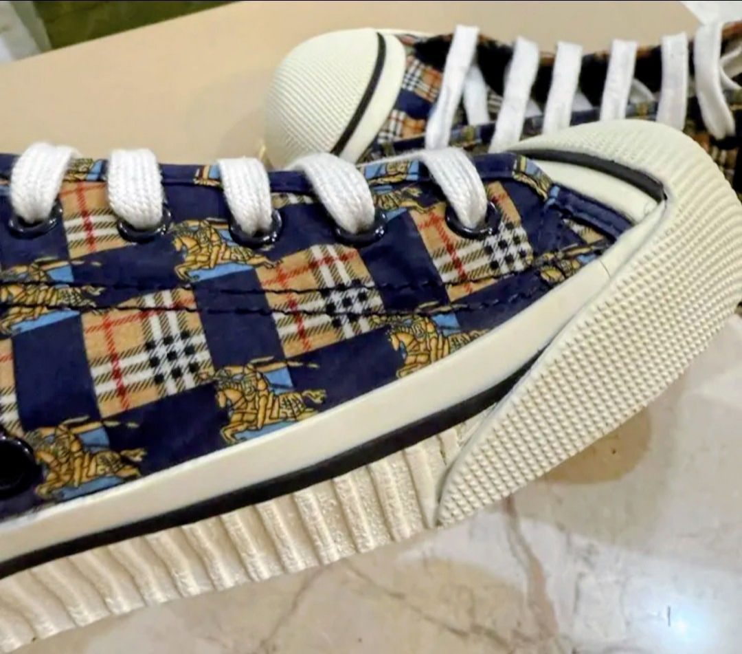 Burberry Kingly low top sneakers.