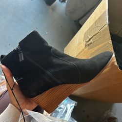 Suede black boots