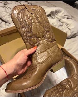 Women’s cowgirl boots