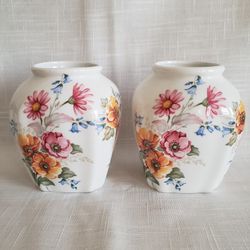 Pair of Vintage Griya Pusaka Raja Porcelain Vases

