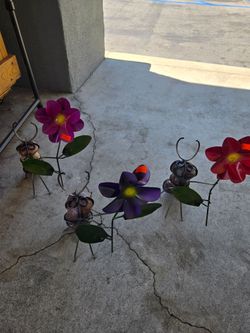 Hormigitas con su flor  decoracion de metal ($25 cada una