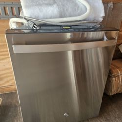 GE STAINLESS STEEL DISHWASHER WITH INTERIOR STAINLESS STEEL TOO AND 3 RACKS.....$ 240