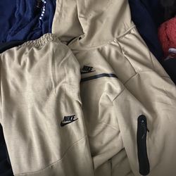 Nike Tan Xl Men’s Comes With The Full Set 