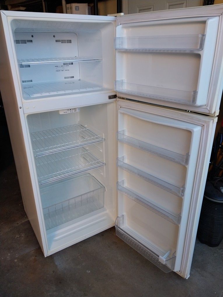MEDIUM SIZE FRIDGE IN EXCELLENT WORKING CONDITION FREEZER AND COOLER (CHECK PICTURES FOR MEASUREMENTS 