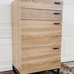 Modern Natural Wood 4-Drawer Dresser