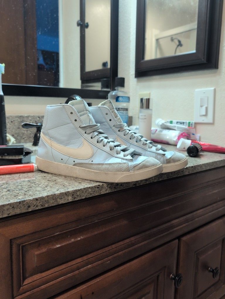 NIKE BLAZERS