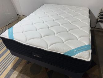 DreamCloud Premier Queen Mattress - LIKE NEW! Delivery Available